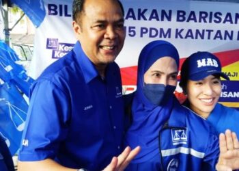 JOHAN Abdul Aziz bersama jentera parti itu di Pusat Daerah Mengundi (PDM) Kantan Permai, Kajang.