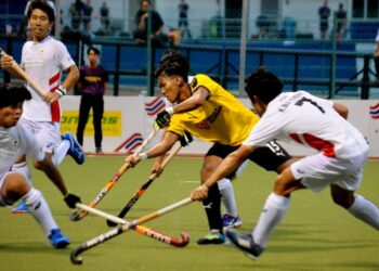 PENYERANG Malaysia, Syawal Abd. Razak dikawal dua pertahanan Jepun pada Piala Sultan Johor di Stadium Johor Bahru, Taman Daya, Johor Bahru hari ini. - UTUSAN/RAJA JAAFAR ALI