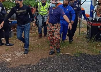 ANGGOTA bomba membawa mayat pemancing yang ditemukan mati lemas di Kampung Tanjung Langsat, Pasir Gudang, Johor Bahru. - IHSAN BOMBA