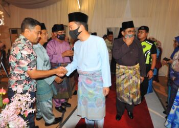 MOHAMED Khaled Nordin (kanan) mengiringi Onn Hafiz Ghazi yang bersalaman dengan orang ramai ketika hadir ke Majlis Hari Raya Aidilfitri UMNO Bahagian Pasir Gudang di Dewan Puncak Kasih, Bukit Layang-Layang, Pasir Gudang. - UTUSAN/RAJA JAAFAR ALI