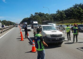 ANGGOTA PDRM mengadakan sekatan jalan raya ketika Operasi Bersepadu JSPT Bukit Aman bersama JPJ dan AADK di Lebuh Raya Elite KM 23 (Selatan) R&R Dengkil Arah Selatan, Selangor. - FOTO/FAISOL MUSTAFA