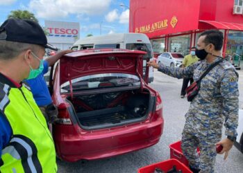 SEBUAH kereta jenis Proton Saga ditahan selepas disyaki menjual nasi bungkus kepada kaki ponteng puasa di Mergong, Alor Setar, Kedah, hari ini.