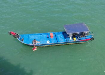 MAYAT pemandu kereta Perodua Myvi yang terjatuh ke laut ditemukan nelayan pantai berdekatan Jambatan Pulau Pinang tengah hari tadi.