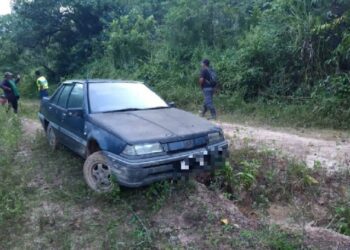 MAYAT seorang warga emas yang dilaporkan hilang sejak Rabu lalu ditemukan kira-kira satu kilometer daripada kereta jenis Proton Iswara miliknya di kebun getah di Felda Lakar Tamin, Bukit Kayu Hitam, Kedah.