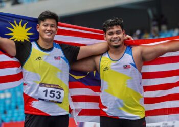 JACKIE Wong (kiri) dan Sadat Maryuqi Ajisan membawa pulang pingat perak serta gangsa dalam acara baling tukul besi lelaki Sukan SEA 2023 di Phnom Penh, Kemboja semalam. - UTUSAN/AMIR KHALID