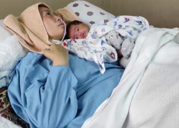 JAHIDAH Nordin ketika selamat melahirkan bayi lelaki, J Eshan Nufail secara pembedahan pada 30 November 2021.