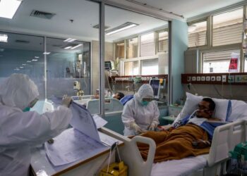 DOKTOR merawat pesakit yang dijangkiti Covid-19 di hospital Koja, Jakarta utara, Indonesia. - AGENSI