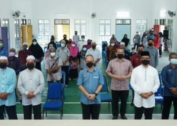 WAKIL dari agensi-agensi agama bergambar selepas  menyampaikan bantuan sempena Program Ziarah Musaadah Menyantuni Asnaf dan Penduduk di Langkawi, Kedah.