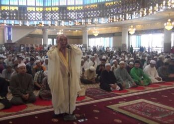 SUARA emas ketua muazin terkenal Masjidil Haram, Sheikh Ali Mulla pernah berkumandang di Masjid Negara ketika melawat Malaysia pada 2015. – FOTO/IHSAN MASJID NEGARA