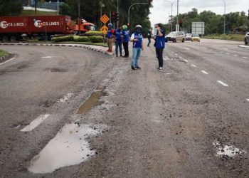 KEADAAN jalan raya yang rosak dan berlubang di sekitar Pasir Gudang sehingga menimnbulkan risiko kepada pengguna terutamanya penunggang motosikal di Pasir Gudang, Johor. - FOTO/BAAZLAN IBRAHIM