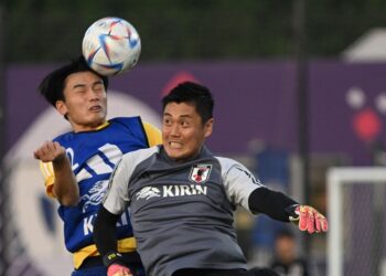 Penjaga gol Jepun, Eiji Kawashima (kanan) bersaing dengan rakan sepasukan dalam latihan di Al Sadd SC, Doha, semalam menjelang pertemuan menentang Costa Rica, esok. – AFP