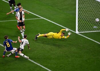 Pemain tengah Jepun, Ritsu Doan (kiri)  meledak gol untuk pasukannya ketika menentang Jerman dalam aksi Kumpulan E di Stadium Antarabangsa Khalifa, Doha, kelmarin. Jepun menang 2-1. – AFP