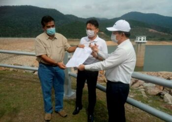 IR. JASENI Maidinsa (kiri), Chow Kon Yeow (kanan) dan Yeoh Soon Hin meninjau Empangan Teluk Bahang yang kini mencatatkan paras terendah sehingga 16.4 peratus semalam.