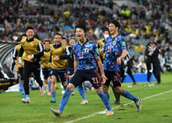 KAORU Mitoma (tengah) meraikan jaringannya ketika membantu Jepun menumpaskan Australia 2-0 di Sydney hari ini untuk layak ke Piala Dunia 2022 di Qatar. - AFP