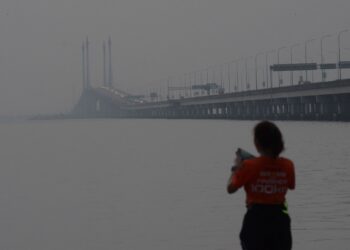 KEADAAN berjerebu sudah boleh dilihat berhampiran Jambatan Pulau Pinang, petang semalam.– UTUSAN/IQBAL HAMDAN