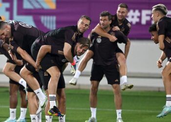 PEMAIN J erman menjalani latihan akhir di Stadium Al Shamal, Doha semalam menjulang aksi kedua Piala Dunia menentang Sepanyol esok. - AFP