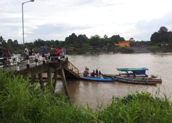 BOT-BOT penambang mengambil penumpang di jeti pekan Saratok, Sarawak. – GAMBAR MEDIA SOSIAL