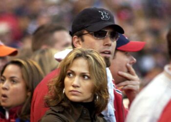 Setelah 17 tahun berpisah, Jennifer Lopez dan Ben Affleck kembali berpacaran. - AFP