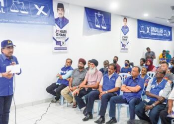 JOHARI Abdul Ghani berucap ketika berkempen di Dewan Orang Ramai Pangsapuri Pandanmas 2, Kuala Lumpur, kelmarin. – FOTO/SHIDDIEQIIN ZON