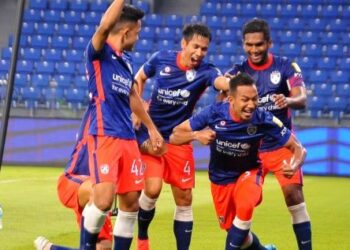 PEMAIN JDT, Adam Nor Azlin (kanan) meraikan jaringannya bersama rakan sepasukan ketika menentang Melaka United dalam aksi Liga Super di Stadium Sultan Ibrahim hari ini. - UTUSAN/RAJA JAAFAR ALI