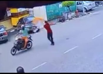 RAKAMAN video dikongsikan nitizen di laman Facebook memaparkan suspek meragut warga emas di Jalan Tambatan, Kota Tinggi, Johor.