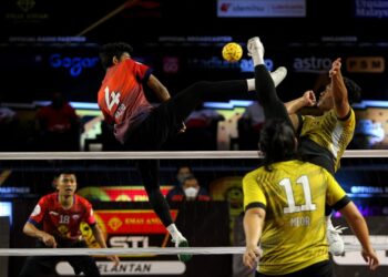 PEMAIN Perak Bison Amirul Ramadhan Fazillah (kuning) membuat rejaman pada aksi Premier pada kejohanan Emas Anuar Liga Sepak Takraw (STL) di Kompleks Sukan Panji di sini, Kota Bharu, Kelantan hari ini.- UTUSAN/ZULHANIFA SIDEK