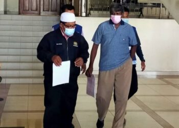K. PUNITHANATHAN (kanan) mengaku bersalah memindahkan babi hidup tanpa kebenaran di Mahkamah Majistret Alor Setar, hari ini. - FOTO/MOHD. RAFIE AZIMI