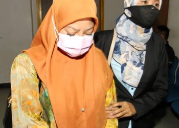 NORAZAH Abdul Aziz (kiri) dibawa ke Mahkamah Sesyen atas pertuduhan membuat tuntutan palsu di Johor Bahru, Johor. -UTUSAN/BAAZLAN IBRAHIM