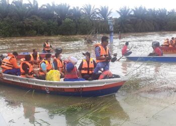 PASUKAN penyelamat membantu membawa penduduk di Ladang Bukit Cantik, Kahang, Kluang, Johor yang terkandas akibat banjir.