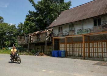 DERETAN kedai terbiar di Kampung Lubuk Paku yang di ambang kepupusan ekoran kehilangan tarikan ekonomi disebabkan penerokaan hutan dan perlombongan hingga menjejaskan ekosistem terutama di Tasik Chini, Pekan, Pahang. - UTUSAN/MUHAMAD IQBAL ROSLI