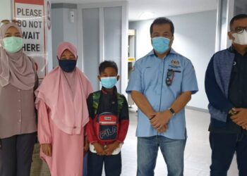 AHMAD Radi Djonnaidi (tengah) bersama ahli keluarga dan pihak Konsulat Malaysia di Batam Centre Point International Ferry Terminal di Batam, Indonesia sebelum bertolak ke Terminal Feri Stulang Laut, Johor Bahru, Johor.