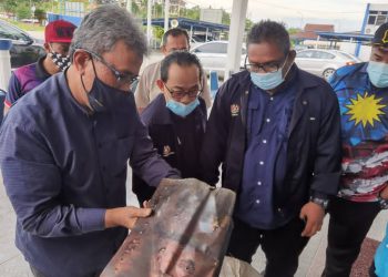 MESRAN Mohd. Yusop (kiri) memeriksa kepingan tembaga dari kapal British berusia lebih 200 tahun selepas dipulangkan di Lipis, Pahang. – MINGGUAN/MOHD. SHAHRULANOOR ISHAK