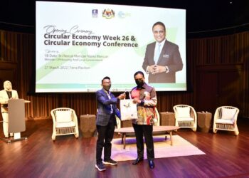 Muzuaansyah Mohd. Ali Murad menyampaikan cenderamata kepada Reezal Merican Naina Merican selepas majlis pelancarkn program Pavilion Malaysia iaitu Minggu `Ekonomi Kitaran' di Ekspo 2020 Dubai.