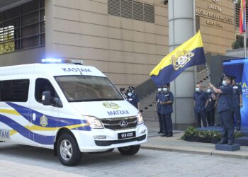 ABDUL Latif Abdul Kadir (kanan) melakukan gimik pelepasan kenderaan peronda pada Majlis Penyerahan Kenderaan Penguatkuasaan Maxus Window Panel Van V80 di Ibu Pejabat JKDM, Putrajaya, hari ini. - FOTO/FAISOL MUSTAFA