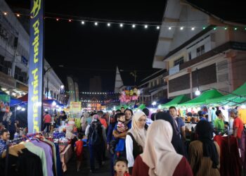 ORANG ramai membuat persiapan pada saat-saat akhir menjelang 1 Syawal di Pasar Malam Parit Dalam, Kota Bharu, Kelantan semalam. -UTUSAN/KAMARUL BISMI