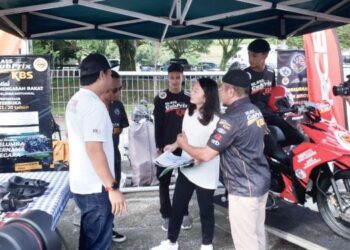 HANNAH Yeoh (tengah) ketika berjumpa dengan pemegang taruh sukan pemotoran tempatan dalam sidang akhbar penganjuran acara sukan pemotoran di Litar Elite Speedway, Subang Jaya semalam.