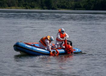 Anggota Angkatan Pertahanan Awam dilengkapi peralatan perlindungan diri melakukan simulasi menyelamat mangsa banjir di Tasik Beris, Sik, Kedah, Ahad lalu. – UTUSAN/SHAHIR NOORDIN