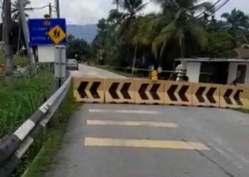 JALAN masuk ke Kampung Relau, Bandar Baharu, Kulim, Kedah, ditutup bagi mengekang penularan Covid-19, hari ini. - MEDIA SOSIAL