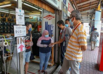 MOHD. Zawawi Zakaria (kanan) turut serta dalam Operasi Pemantauan Pematuhan SOP PKP bersama-sama agensi keselamatan yang lain di sekitar Alor Setar, Kedah, hari ini.
UTUSAN/ SHAHIR NOORDIN