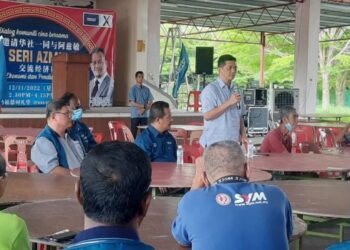 MOHAMED Azmin Ali (tengah) ketika Majlis Bersama Komuniti Cina di Dewan Tokong Jalan Sungai, Lunas, Kulim. - FOTO/AZAHAR HASHIM