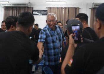 MAHDZIR Khalid beramah mesra dengan ahli Koperasi Pekerja Gula Padang Terap pada Mesyuarat Agung kali ke-20 di Kuala Nerang, hari ini.