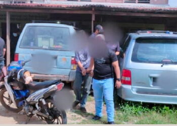 PENGUATKUASA AADK Daerah Yan membuat siasatan terhadap seorang mekanik semasa serbuan di rumahnya di Kampung Jalan Baru, Guar Chempedak pada kelmarin. - Gambar ihsan AADK Yan