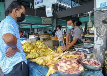 SEORANG pelanggan beratur untuk membeli ayam di Pasar Basah Pekan Kuala Nerang hari ini.
UTUSAN/ SHAHIR NOORDIN