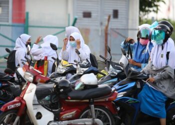 Dalam lingkungan usia pelajar yang sering bergolak, apa sahaja tindakan tidak bertimbang rasa boleh mencacatkan lagi emosi dan perasaan tidak menentu dialami masing-masing.  – Gambar hiasan/SHAHIR NOORDIN