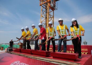 Pengarah Urusan GPC Development, Phoo Meng Khaw (baju merah tengah) bersama-sama pengurusan tertinggi syarikat yang terlibat dalam pembinaan Kondominium G Residence melakukan gimik perasmian ketika Majlis "Topping Off Ceremony" di Alor Setar hari ini. - UTUSAN/ SHAHIR NOORDIN