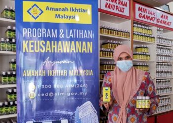 NORMILAWATI Noor Muhamad menunjukkan produk minyak gamat yang diusahakan syarikat keluarganya, Warisan Salju di Kampung Perana, Langkawi, baru-baru ini.