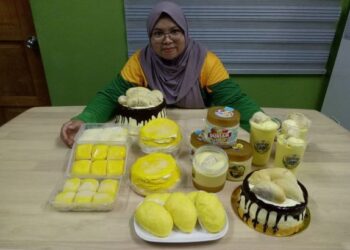 NORLEYLAWATI
Ruslee menunjukkan
sebahagian produk
makanan berasaskan
durian yang
diusahakannya di
rumahnya di Taman
Sinar Intan, Sungai
Petani.