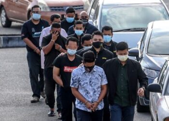 ANGGOTA SPRM membawa lapan kakitangan Jabatan Pengangkutan Jalan (JPJ) Kedah bagi mendapatkan perintah reman kerana disyaki terbabit dalam kes rasuah di Kompleks Mahkamah Alor Setar. - UTUSAN/SHAHIR NOORDIN