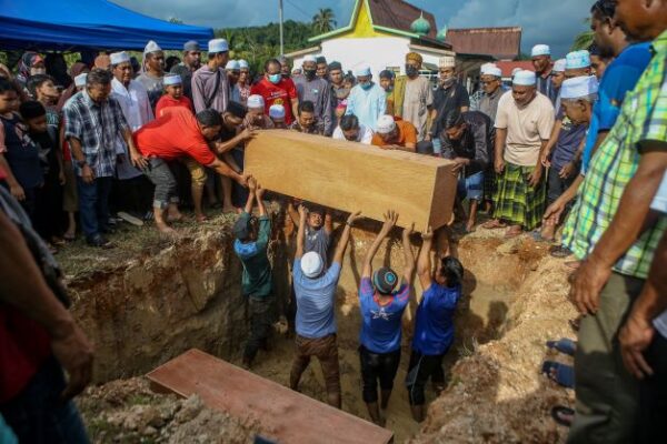 Jenazah Tiga Beranak Selamat Dikebumi - Utusan Malaysia