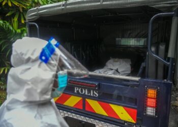 ANGGOTA polis membawa jenazah mangsa yang maut dikelar anaknya sendiri yang dipercayai seorang penagih dadah  di Kampung Jeniang, Batu 5 Jalan Gurun, Kedah. - 
UTUSAN/ SHAHIR NOORDIN